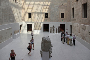 Menschen bei einer Ausstellung im Neuen Museum Berlin