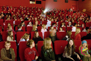 Kinder und Jugendliche bei einer Filmvorführung im Kino