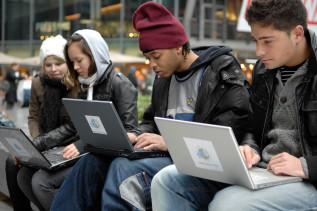 Jugendliche am Laptop