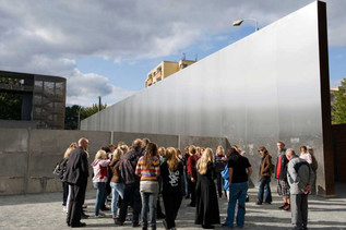 Eine Schülergruppe besichtigt die Gedenkstätte Berliner Mauer