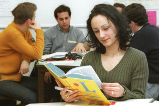Eine Studentin blättert in Sprachlexikon.