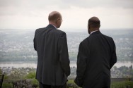 Zwei Männer betrachten die Landschaft herab vom Bonner Petersberg