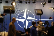 Von Lampen und Kameras umringt ist das Emblem der NATO am Donnerstag.