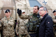 Der Bundesminister der Verteidigung Thomas de Maizière, bei seinem Besuch in Mazar-e-Sharif.