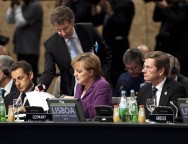 Sarkozy, Merkel et Westerwelle (de gauche à droite) à la table de conférence