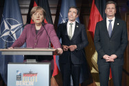 Dans la soirée, la chancelière fédérale accueille par un discours les ministres des Affaires étrangères de l’OTAN.