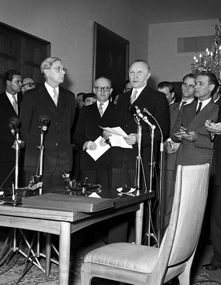 Bundeskanzler Adenauer hält eine Ansprache zur Hinterlegung der Ratifikationsurkunden der 'Pariser Verträge'
