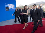 Ankunft von Carla Bruni-Sarkozy am Kurhaus Baden-Baden. Daneben Joachim Sauer.