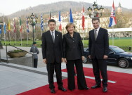 Ankunft von Bundeskanzlerin Angela Merkel und Ehemann Joachim Sauer am Kurhaus Baden-Baden, rechts Ministerpräsident Günther Öttinger
