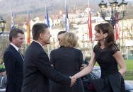 Bundeskanzlerin Angela Merkel, Joachim Sauer und Ministerpräsident Günther Öttinger begrüßen den französischen Präsidenten Nicolas Sarkozy und Ehefrau Carla Bruni-Sarkozy am Kurhaus Baden-Baden.