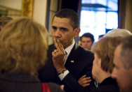 US-Präsident Barack Obama unterhält sich im Restaurant 'Sommergarten' im Kurhaus Baden Baden mit anderen Politikern.