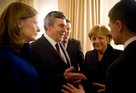 Sarah und Gordon Brown (l-r) unterhalten sich im Restaurant 'Sommergarten' im Kurhaus Baden Baden beim Empfang für die Staats- und Regierungschefs der NATO mit Angela Merkel und Joachim Sauer.