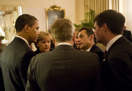 US-Präsident Barack Obama (l-r), Angela Merkel, Nato Generalsekretär Jaap de Hoop Scheffer, der französische Staatspräsident Nicolas Sarkozy und der niederländische Premierminister Jan Peter Balkenende unterhalten sich im Restaurant 'Sommergarte....