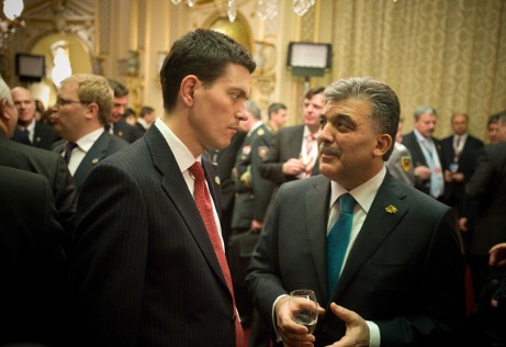 Der britische Außenminister David Miliband und der türkische Staatspräsident Abdullah Gül unterhalten sich im Kurhaus in Baden Baden miteinander.