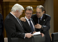 Arbeitsessen Außenminister beim NATO-Gipfel. V.l. AM Frank-Walter Steinmeier, AM Kouchner (Frankreich) und Javier Solana.