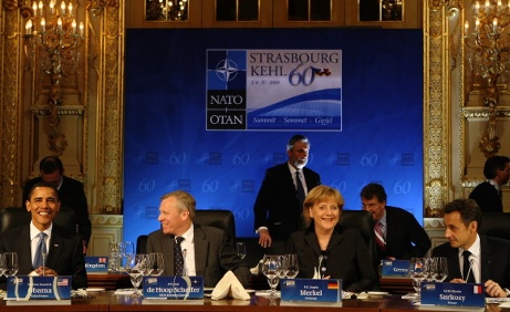 US-Präsident Barack Obama (l-r) NATO-Generalsekretär Jaap de Hoop Scheffer, BUndeskanzlerin Angela Merkel und der französische Staatspräsident Nicolas Sarkozy zu Beginn des Arbeitsessens der Staats- und Regierungschefs im Florentinersaal