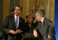 US-Präsident Barack Obama, Bundeskanzlerin Angela Merkel und NATO-Generalsekretär Jaap de Hoop Scheffer unterhalten sich zu Beginn des Arbeitsessens der Staats- und Regierungschefs miteinander.