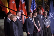 Bundeskanzlerin Angela Merkel, der französische Präsident Nicolas Sarkozy, Nato-Generalsekretär Jaap de Hoop Scheffer und deren Ehepartner begrüßen Estlands Premierminister Andrus Ansip und Ehefrau im Kurhaus