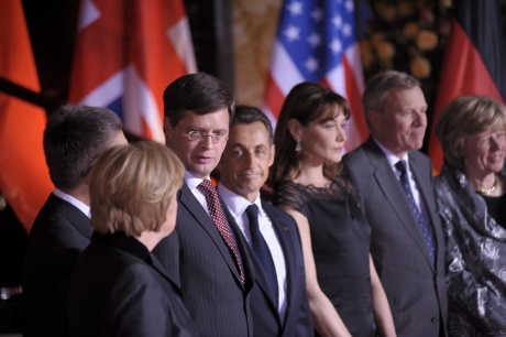 Bundeskanzlerin Angela Merkel, der französische Präsident Nicolas Sarkozy, Nato-Generalsekretär Jaap de Hoop Scheffer und deren Ehepartner begrüßen den Ministerpräsidenten der Niederlande Jan Balkenende im Kurhaus