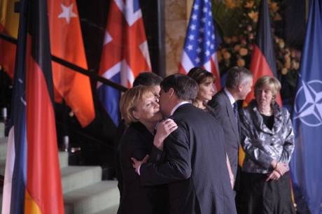 Bundeskanzlerin Angela Merkel, der französische Präsident Nicolas Sarkozy, Nato-Generalsekretär Jaap de Hoop Scheffer und deren Ehepartner begrüßen den Ministerpräsidenten der Niederlande Jan Balkenende im Kurhaus