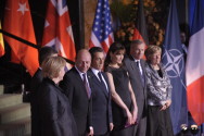 Bundeskanzlerin Angela Merkel, der französische Präsident Nicolas Sarkozy, Nato-Generalsekretär Jaap de Hoop Scheffer und deren Ehepartner begrüßen Rumäniens Präsidenten Traian Basescu im Kurhaus
