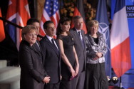 Bundeskanzlerin Angela Merkel, der französische Präsident Nicolas Sarkozy, Nato-Generalsekretär Jaap de Hoop Scheffer und deren Ehepartner bei der Begrüßung der Staats- und Regierungchefs