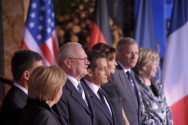 Bundeskanzlerin Angela Merkel, der französische Präsident Nicolas Sarkozy, Nato-Generalsekretär Jaap de Hoop Scheffer und deren Ehepartner begrüßen den Präsidenten der Slowakei Ivan Gasparovic im Kurhaus