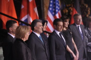 Bundeskanzlerin Angela Merkel, der französische Präsident Nicolas Sarkozy, Nato-Generalsekretär Jaap de Hoop Scheffer und deren Ehepartner begrüßen den Präsidenten der Türkei Abdullah Gül und Ehefrau im Kurhaus