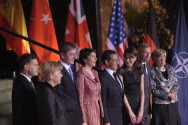 Bundeskanzlerin Angela Merkel, der französische Präsident Nicolas Sarkozy, Nato-Generalsekretär Jaap de Hoop Scheffer und deren Ehepartner begrüßen Ungarns Ministerpräsidenten Ferenc Gyurcsány und Ehefrau im Kurhaus