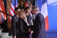 Bundeskanzlerin Angela Merkel, der französische Präsident Nicolas Sarkozy, Nato-Generalsekretär Jaap de Hoop Scheffer und deren Ehepartner begrüßen Kanadas Premierminister Stephen Harper im Kurhaus