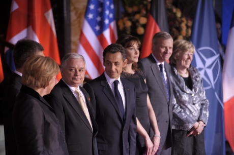Bundeskanzlerin Angela Merkel, der französische Präsident Nicolas Sarkozy, Nato-Generalsekretär Jaap de Hoop Scheffer und deren Ehepartner begrüßen Polens Präsident Lech Kaczyñski im Kurhaus