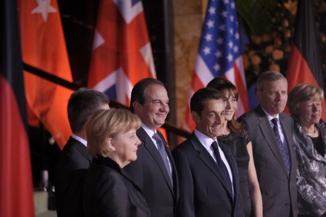 Bundeskanzlerin Angela Merkel, der französische Präsident Nicolas Sarkozy, Nato-Generalsekretär Jaap de Hoop Scheffer und deren Ehepartner begrüßen Griechenlands Premierminister Kostas Karamanlis und Ehefrau im Kurhaus