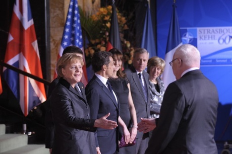 Bundeskanzlerin Angela Merkel, der französische Präsident Nicolas Sarkozy, Nato-Generalsekretär Jaap de Hoop Scheffer und deren Ehepartner begrüßen den Präsidenten der Tschechischen Republik Václav Klaus im Kurhaus