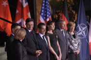 Bundeskanzlerin Angela Merkel, der französische Präsident Nicolas Sarkozy, Nato-Generalsekretär Jaap de Hoop Scheffer und deren Ehepartner begrüßen Sloweniens Ministerpräsident Borut Pahor im Kurhaus