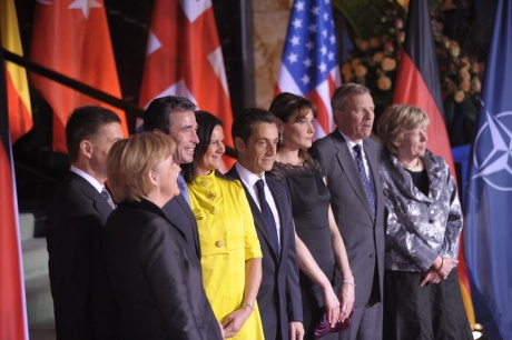 Bundeskanzlerin Angela Merkel, der französische Präsident Nicolas Sarkozy, Nato-Generalsekretär Jaap de Hoop Scheffer und deren Ehepartner begrüßen Dänemarks Premierminister Anders Fogh Rasmussen und Ehefrau im Kurhaus