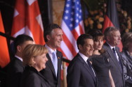 Bundeskanzlerin Angela Merkel, der französische Präsident Nicolas Sarkozy, Nato-Generalsekretär Jaap de Hoop Scheffer und deren Ehepartner begrüßen Norwegens Premierminister Jens Stoltenberg im Kurhaus