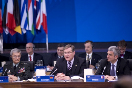 Arbeitsessen der Nato-Verteidigungsminister im Kurhaus, in der Mitte Verteidigungsminister Jung