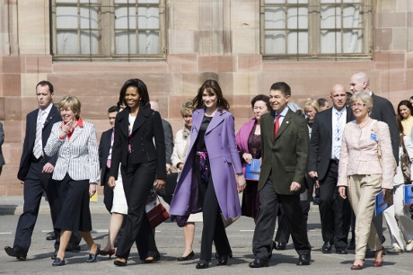 Die Partner der Staats- und Regierungschefs spazieren in Straßburg