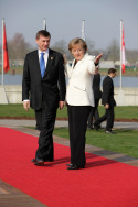 Bundeskanzlerin Angela Merkel begrüßt den estländischen Ministerpräsidenten Andrus Ansip, vor der Rheinbrücke in Kehl zum Nato-Gipfel