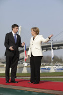 Bundeskanzlerin Angela Merkel begrüßt den niederländischen Ministerpräsidenten Jan Peter Balkenende, vor der Rheinbrücke in Kehl zum Nato-Gipfel