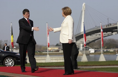 Bundeskanzlerin Angela Merkel begrüßt den albanischen Premierminister Sali Berisha vor der Rheinbrücke in Kehl zum Nato-Gipfel