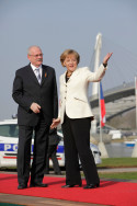 Bundeskanzlerin Angela Merkel begrüßt den slowakischen Präsidenten Ivan Gasparovic , vor der Rheinbrücke in Kehl zum Nato-Gipfel
