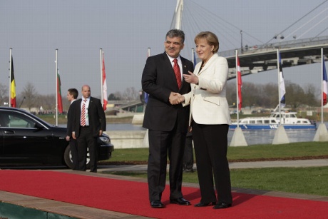 Bundeskanzlerin Angela Merkel begrüßt den türkischen Präsidenten Abdullah Gül, vor der Rheinbrücke in Kehl zum Nato-Gipfel