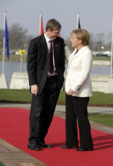 Bundeskanzlerin Angela Merkel begrüßt den ungarischen Ministerpräsidenten Ferenc Gyurcány vor der Rheinbrücke in Kehl zum Nato-Gipfel