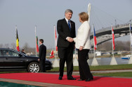 Bundeskanzlerin Angela Merkel begrüßt den kanadischen Ministerpräsidenten Stephen Harper vor der Rheinbrücke in Kehl zum Nato-Gipfel