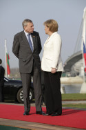 Bundeskanzlerin Angela Merkel begrüßt den Nato-Generalsekretaer Jaap de Hoop Scheffer, vor der Rheinbrücke in Kehl zum Nato-Gipfel
