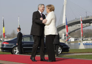 Bundeskanzlerin Angela Merkel begrüßt den luxenburgischen Premierminister Jean Claude Junker vor der Rheinbrücke in Kehl zum Nato-Gipfel