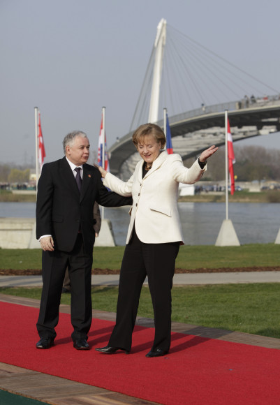 Bundeskanzlerin Angela Merkel begrüßt den polnischen Präsidenten Lech Kaczynski, vor der Rheinbrücke in Kehl zum Nato-Gipfel