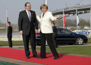 Bundeskanzlerin Angela Merkel begrüßt den griechischen Premierminister Kostas Karamanlis vor der Rheinbrücke in Kehl zum Nato-Gipfel