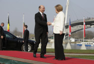 Bundeskanzlerin Angela Merkel begrüßt den litauischen Premierminister Andrius Kubilius vor der Rheinbrücke in Kehl zum Nato-Gipfel